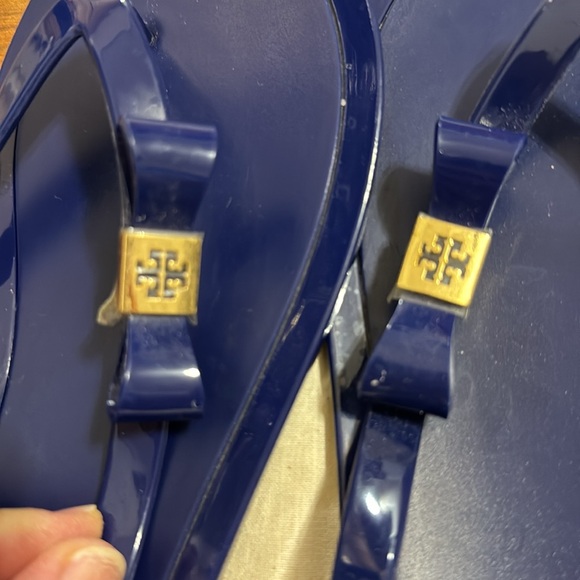 TORY BURCH BLUE MICHAELA BOW JELLY FLIP FLOP SANDALS GOLD BOW EMBELLISHMENTS - Picture 3 of 5